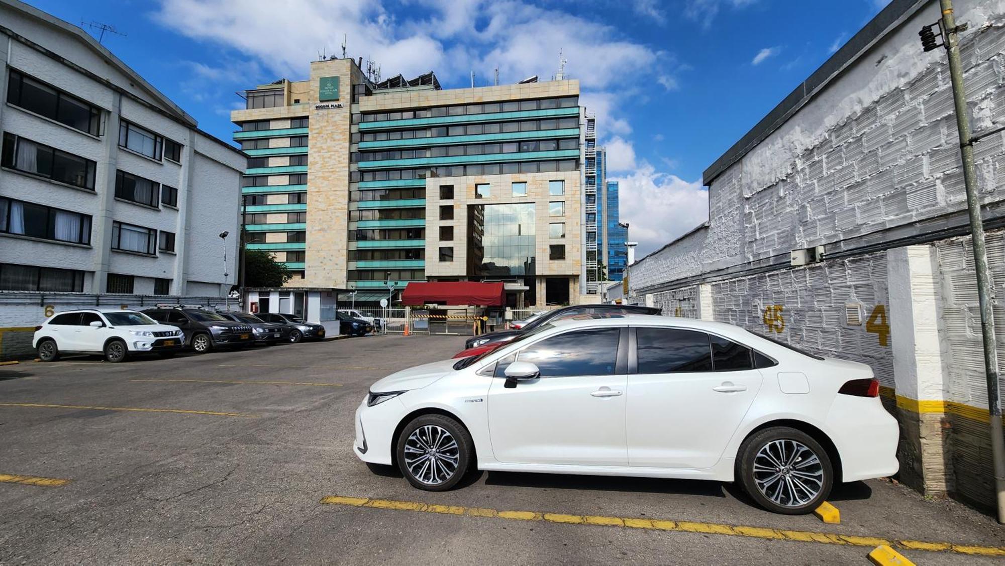 Bogota Plaza Hotel Dış mekan fotoğraf Toyota Corolla Sedan